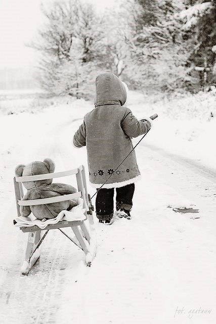 Petite fille en balade dans la neige  ...  avec nounours !