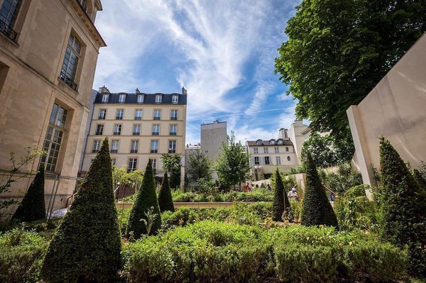 Le jardin des Rosiers, le plus planqué du Marais !