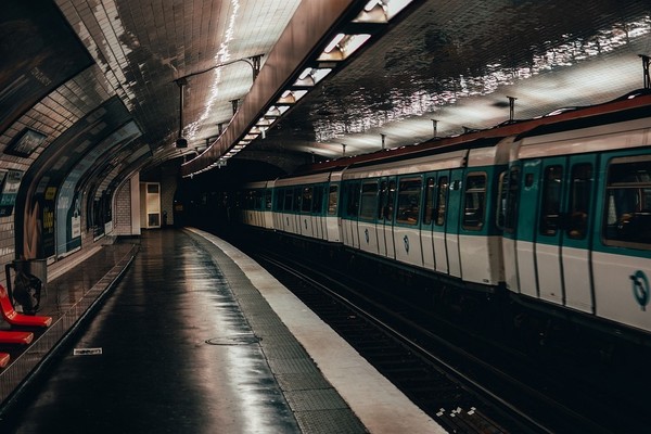 Pourquoi y a t-il des grillons dans le métro ?!!