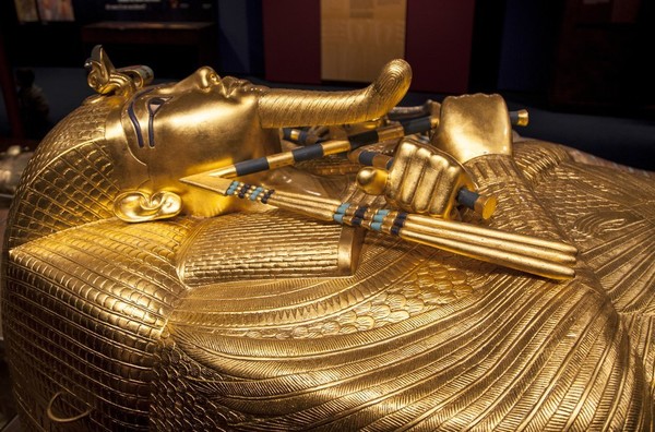 Un sarcophage égyptien vieux de 3 000 ans ouvert TV ... 