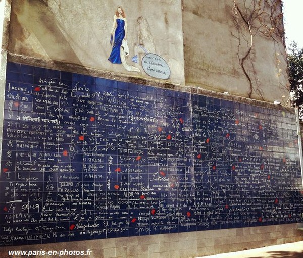 Paris    ...    Le Mur de l' Amour   !
