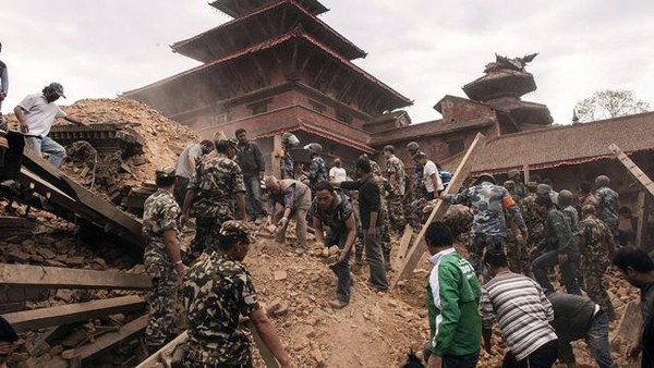 Très violent séisme au Népal  :  plus de 3700 morts !