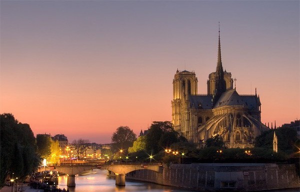 Visite de Paris     ...    the "City of lights"  !