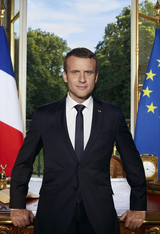 Emmanuel Macron   ...  une photo tout en symboles !