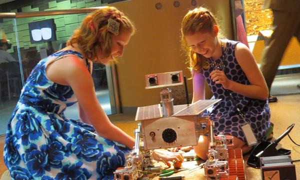2 fillettes de 11 & 13 ans ... fabriquent un robot martien :
