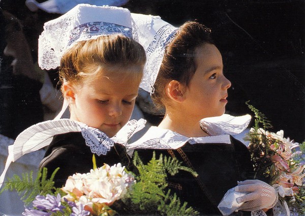 Enfants de Bretagne   ...  en costume traditionnel  !