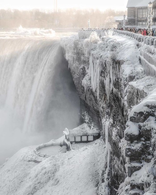 Les chutes du Niagara en hiver  ...  A couper le souffle !