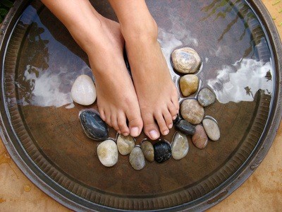 Comment faire un bain de pieds anti-transpiration !