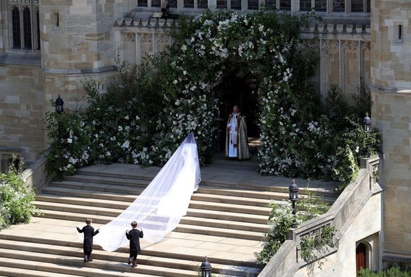 Cocorico : La robe signée Givenchy et bijoux Cartier !