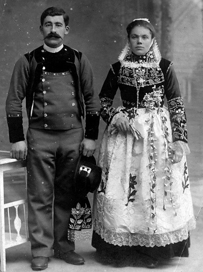 Couple de mariés bretons     ...     autrefois  !