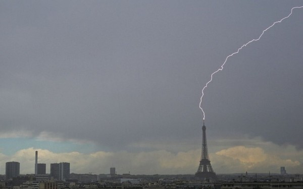 La Tour Eiffel foudroyée !