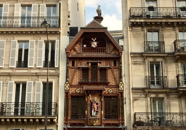 L’étonnante façade alsacienne du McDo Saint-Lazare !