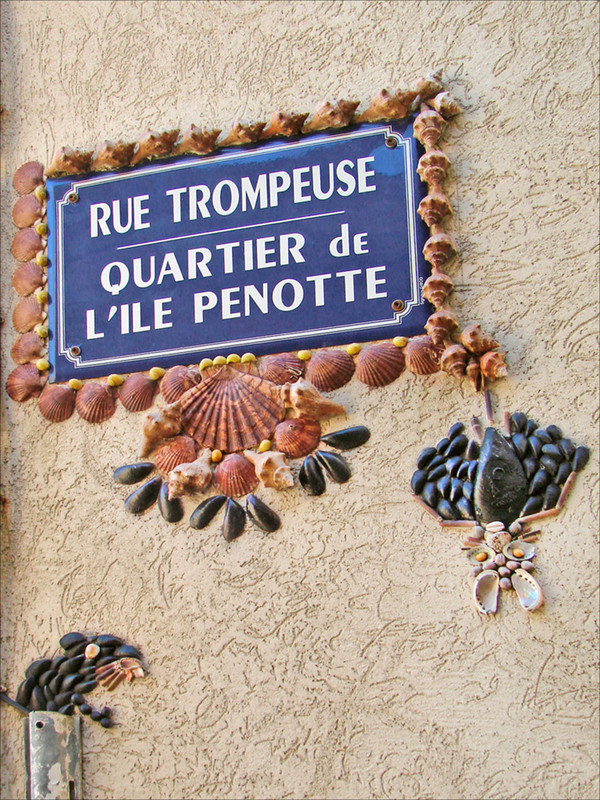 Sables d’Olonne :  ruelles ornées de coquillages 