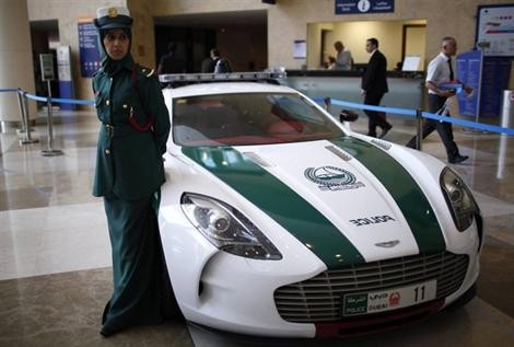 Dubaï   ...   les voitures de luxe de la police  !