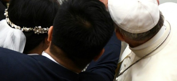 Pape François  :  Pas de téléphones pendant la messe !