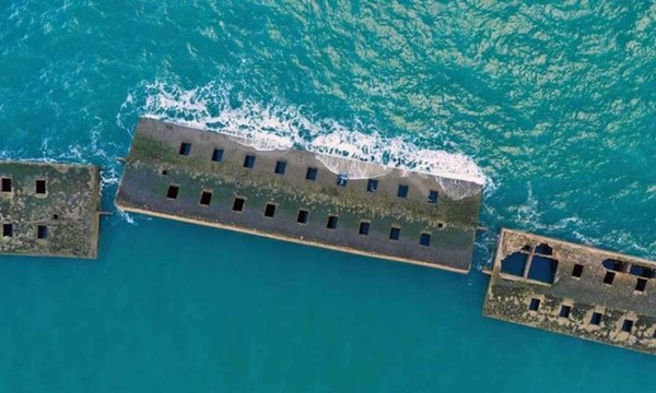 Vestiges du port de Mulberry après le débarquement ! 