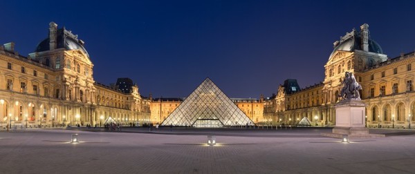 Le Louvre et la fameuse Pyramide de Verre  ...