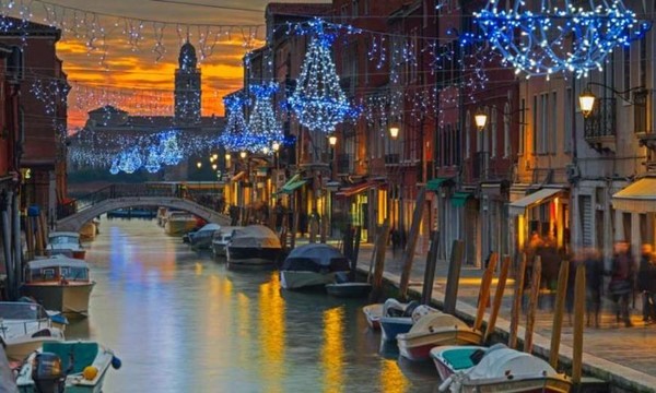 Décorations de Noël sur l’un des Canaux de Murano ...