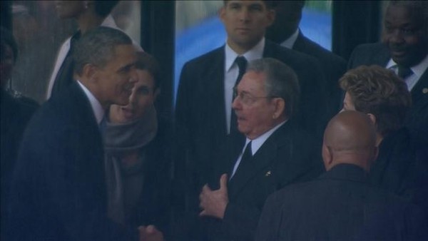 Poignée de main historique entre Obama et R. Castro !  