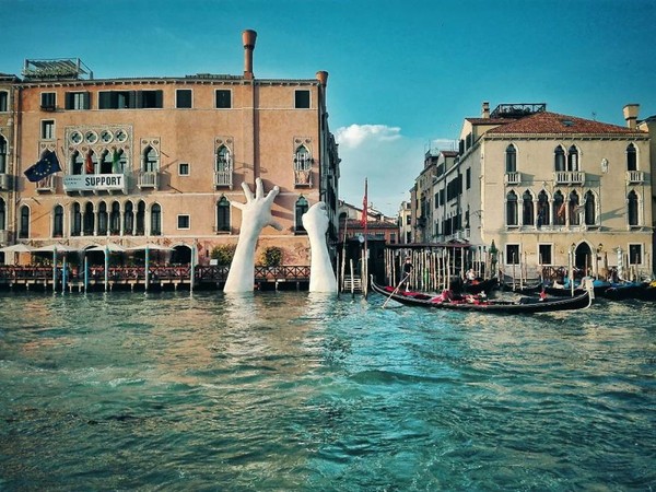 Des mains géantes soutiennent un hôtel à Venise !