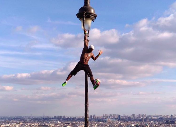 L’incroyable jongleur acrobate de retour à Montmartre  ...