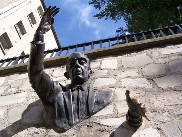 La plus étonnante statue de Montmartre  ...