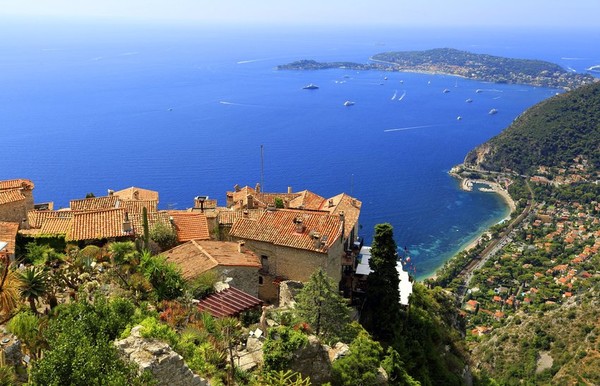 Belle plage de Méditerranée   ...  Eze !