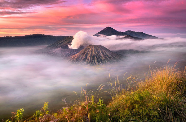 Indonésie  :  nuages au-dessus du volcan Bromo !