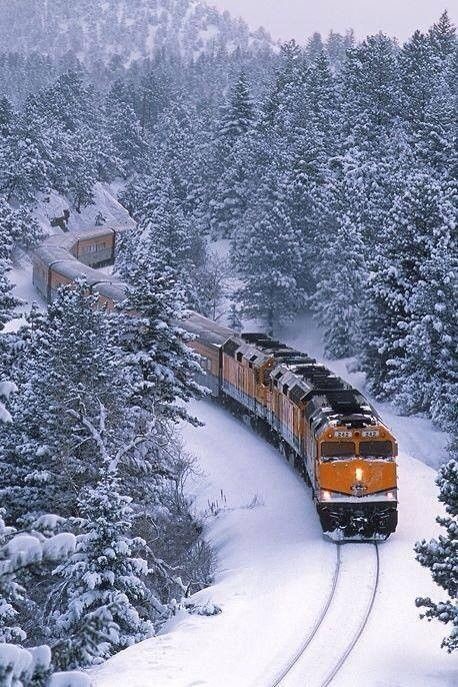 Un train circule malgré la neige    ...   