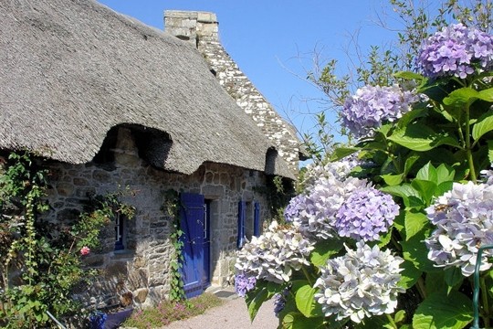 Une jolie chaumière en Bretagne   ...