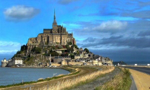 L'histoire du Mont-Saint-Michel  ... une légende  ?!!