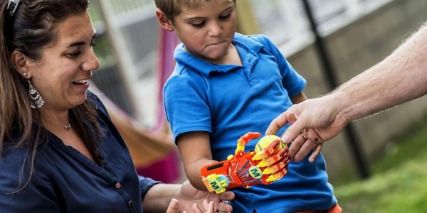 Maxence a reçu sa prothèse de main imprimée en 3D !