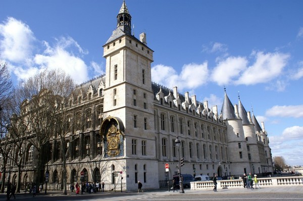 La plus vieille Horloge de Paris   ...