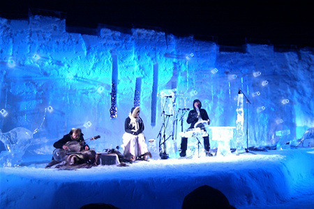 Ils jouent avec des instruments en glace dans un igloo !