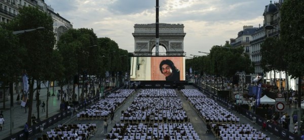 Les Champs-Elysées transformés en cinéma géant ... 