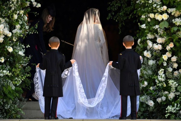 Robe de mariée Givenchy et deux bijoux Cartier ! 