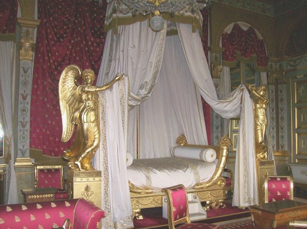 un  lit  majestueux