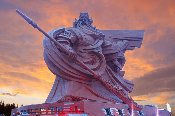 Chine ... Immense statue de 1.320 tonnes dévoilée !