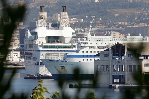 Un Ferry de la SNCM à Marseille  ...  prend l'eau  !
