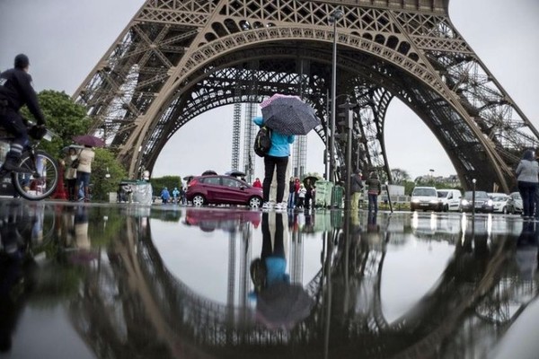 Il pleut encore à Paris  ...  poème de circonstance !