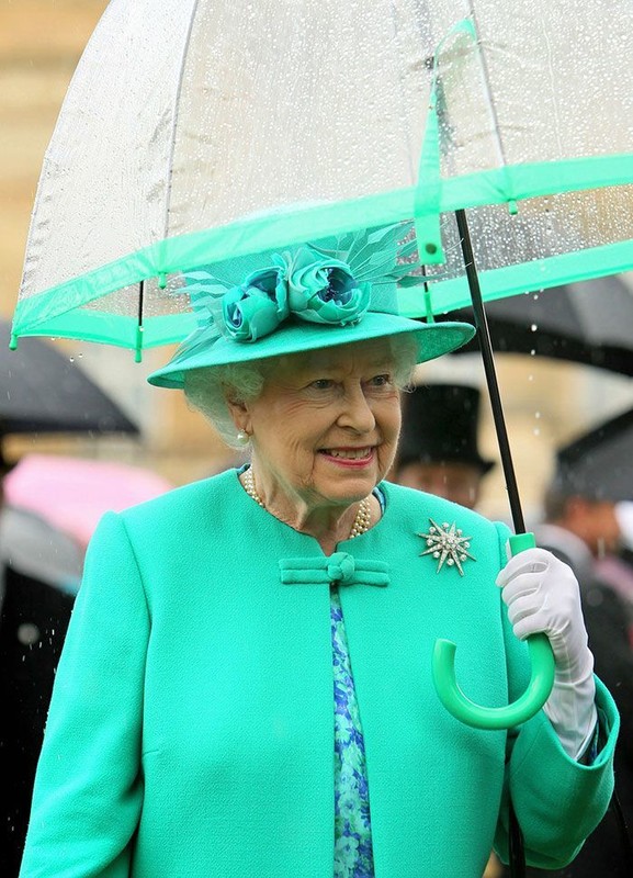 La Reine porte un parapluie assorti à sa tenue ... 