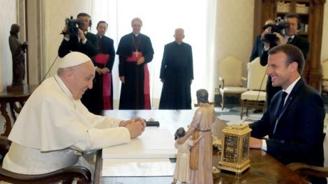 Emmanuel Macron accueilli par le pape François ...