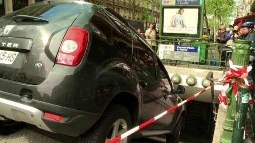 Un 4X4 plonge dans le métro ... Cela,  Faut le faire ! 