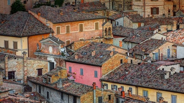 Rooftops dans la ville fortifiée d’Urbino en Italie ...