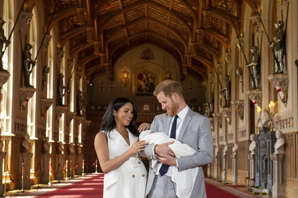 Harry et Meghan prÃ©sentent leur bÃ©bÃ© aux Britanniques !