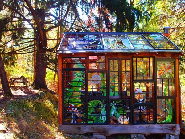 Glass Cabin : une cabane tout en vitraux dans les bois !