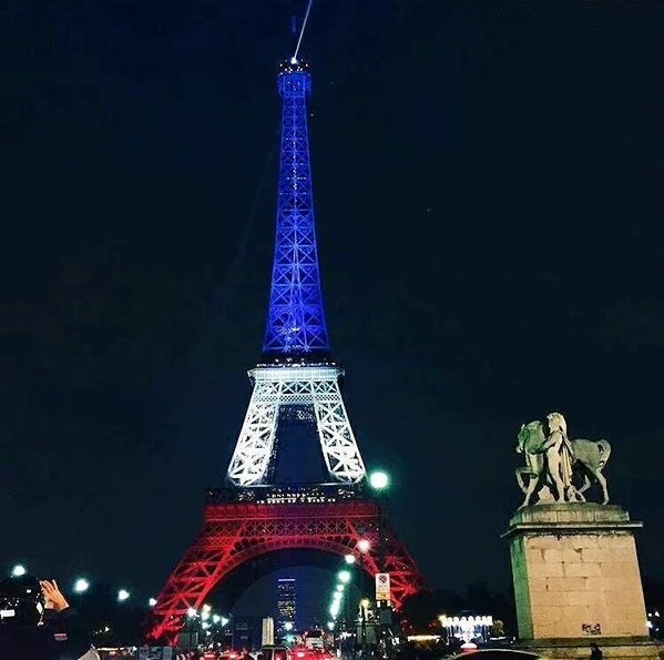 La tour Eiffel rouvre, parée aux couleurs tricolores !