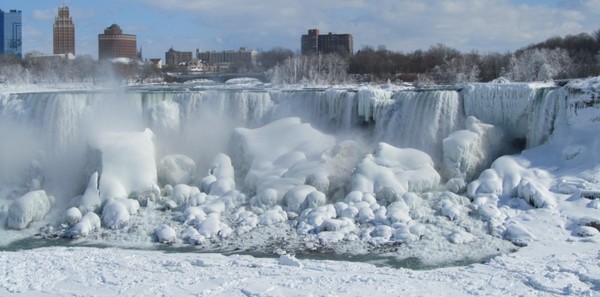 Amérique du Nord  ...  les Chutes du Niagara sont gelées !