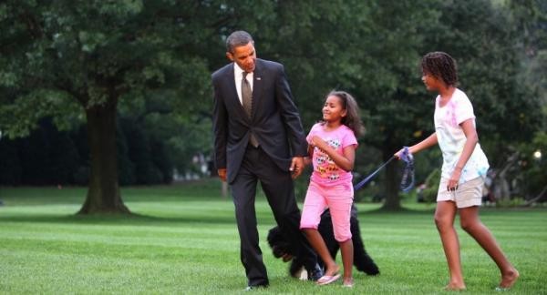 Barack Obama   ...  ses filles  et le petit chien BO  !