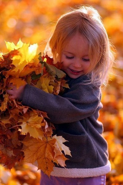 Les enfants aiment jouer avec les feuilles d'automne !